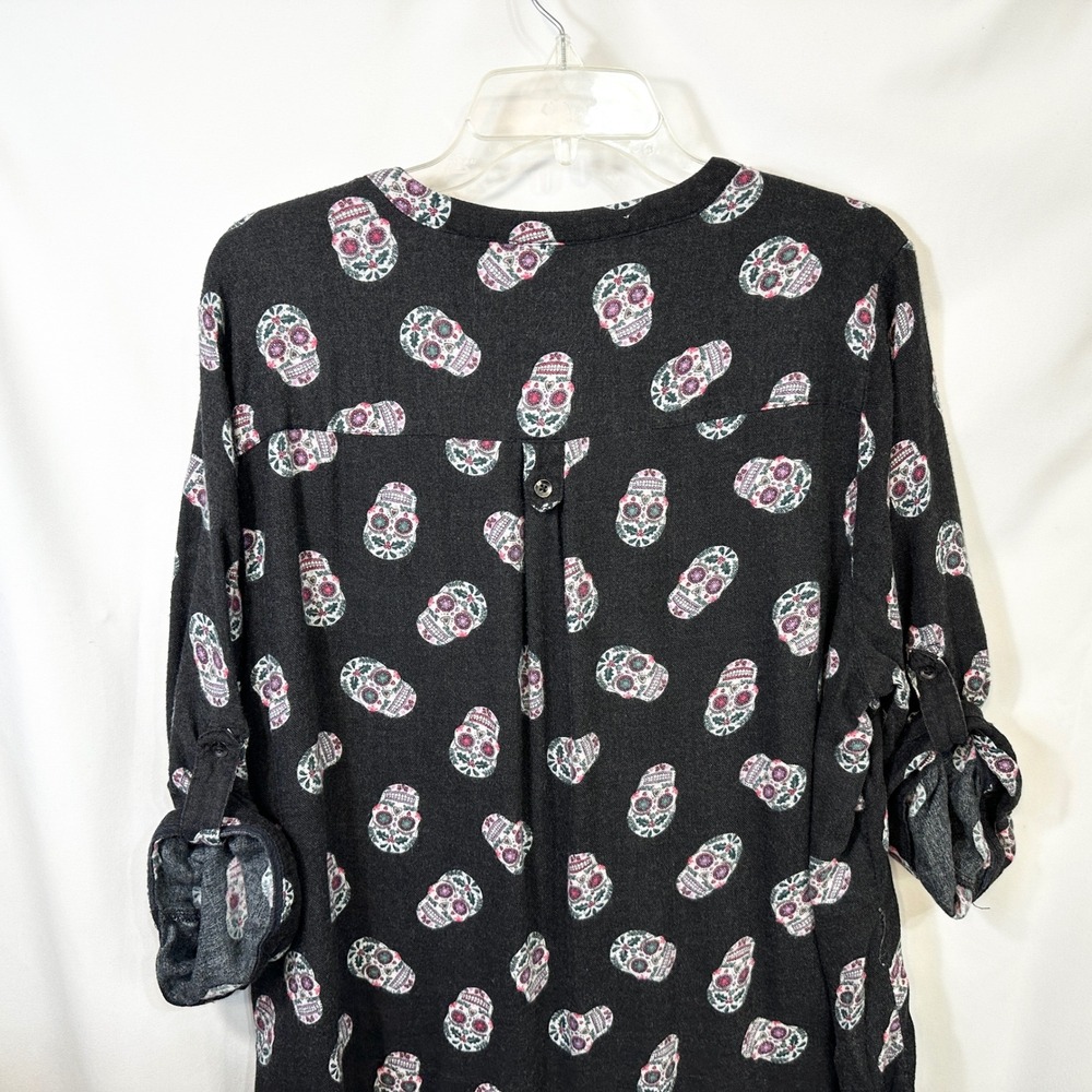 Torrid Plus Size 2X Top Harper Black Sugar Skull Roll Tab Sleeve Goth Edgy 1820 - Picture 5 of 9